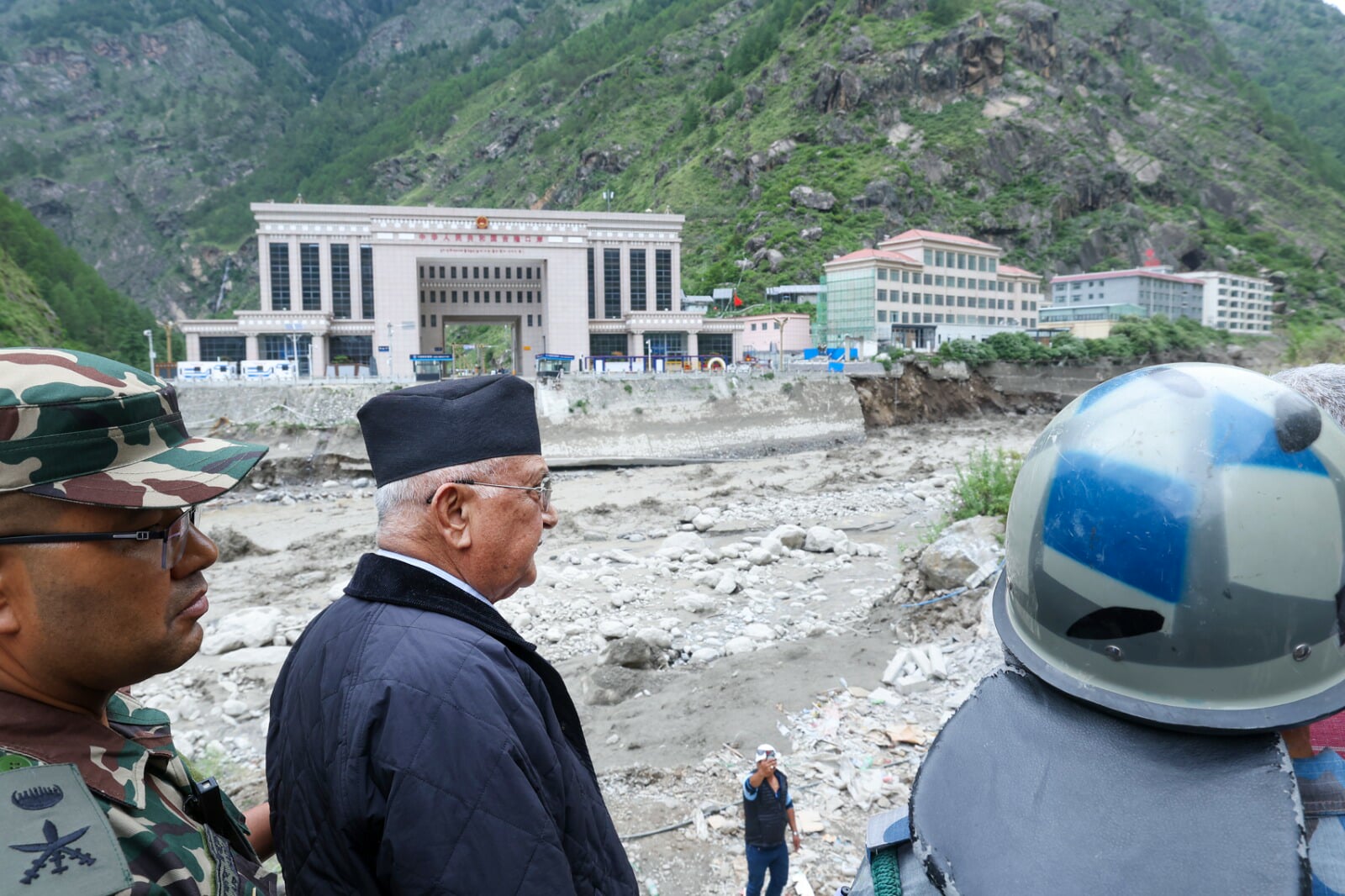 प्रधानमन्त्री ओलीद्वारा रसुवाको बाढी प्रभावित क्षेत्रको स्थलगत निरीक्षण, २० बेपत्ता र ६४ सवारीसाधन बगे