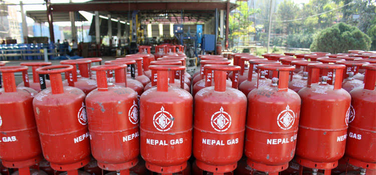 ग्यास नपाएर चिन्तित नेपालीलाई राहत, सात लाख किलो ग्यास नेपाल भित्रीयो