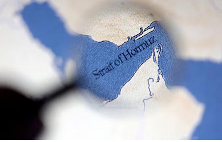 नाकाबन्दी चिरेर अघि बढ्यो ‘प्रतिबन्धित’ ट्यांकर : होर्मुजमा देखियो असामान्य चाल