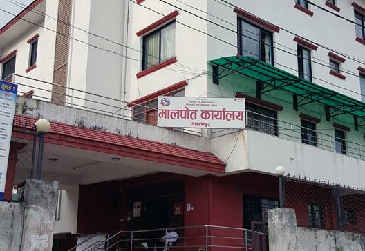 मालपोतमा बिचौलिया भन्दै ११ जना प्रहरी नियन्त्रणमा ।